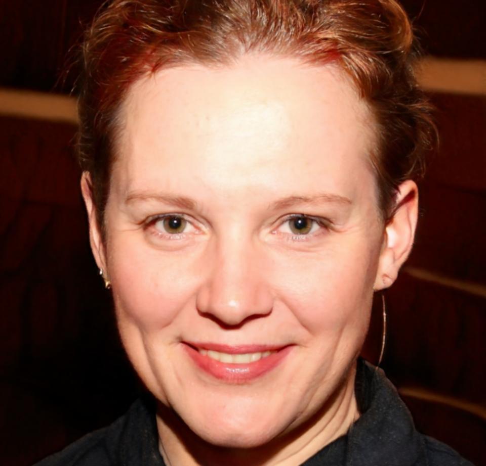 iOS debugging expert Siobhan analyzing crash reports